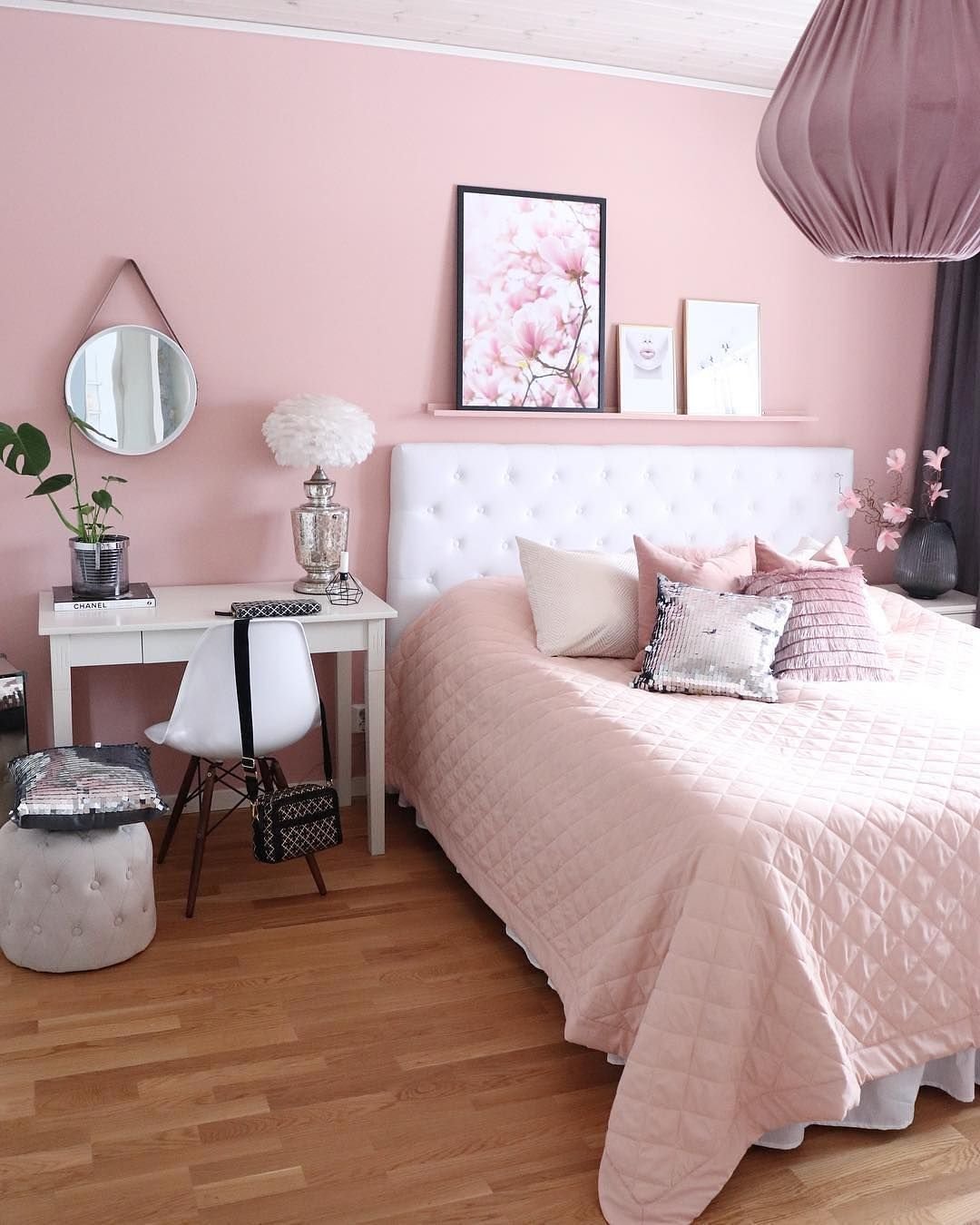 Розовые обои: в интерьере, какие подойдут, фон, с какими сочетаются, фото, цвет белый в комнату, шторы серо розовые в спальню, видео