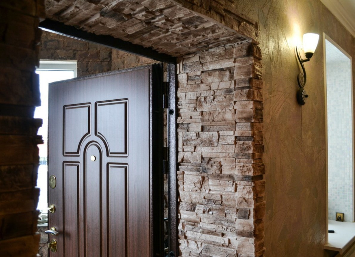 Современный дизайн входной двери – вид изнутри помещения: интерьер на фото