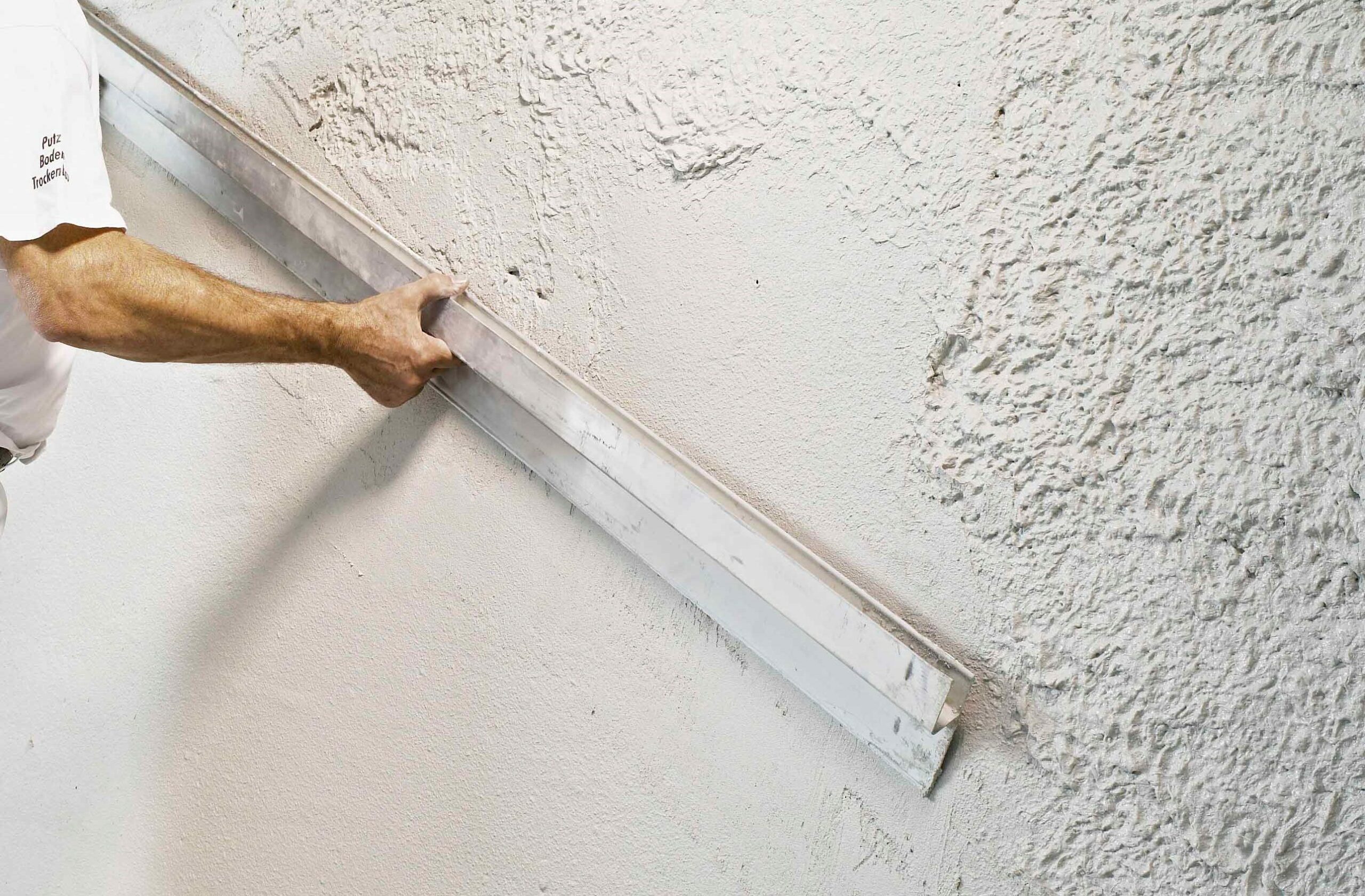 Чем лучше штукатурить стены в доме внутри и снаружи?