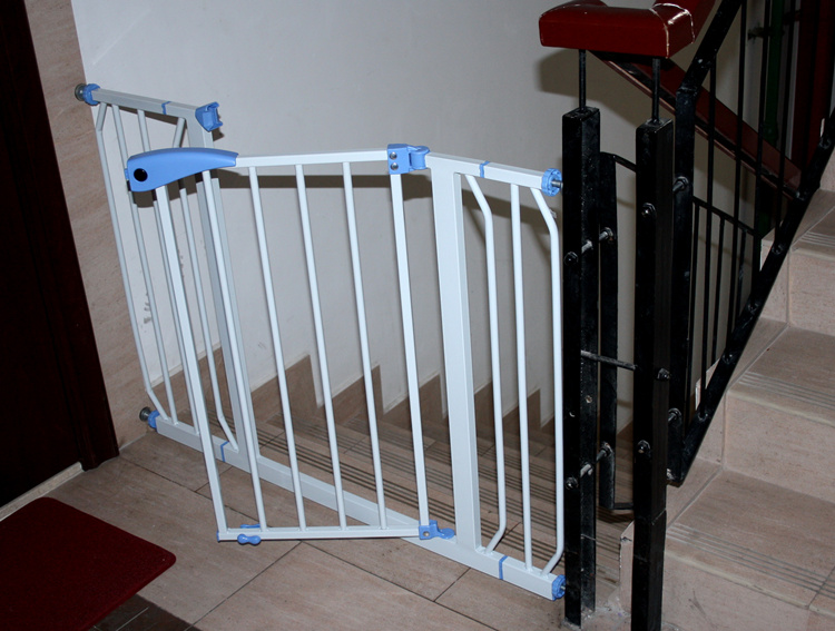 Детские ворота для защиты и безопасности детей в доме на лестнице