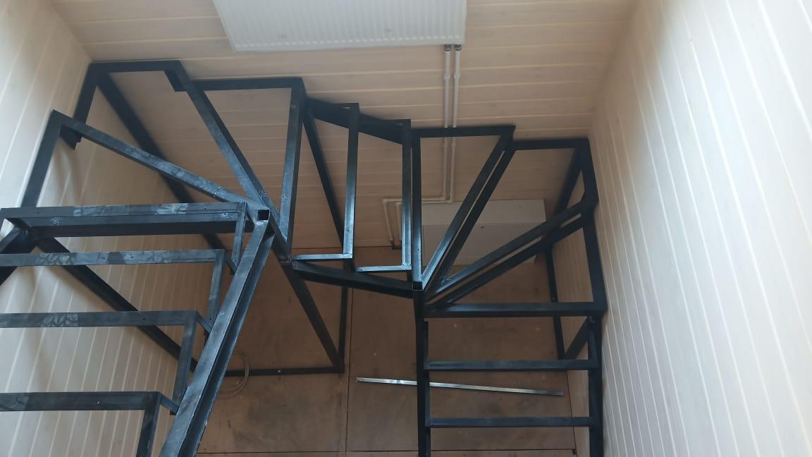Лестницы на второй этаж на металлическом каркасе: делаем своими руками
