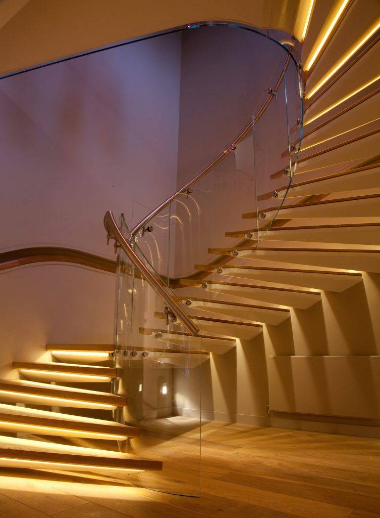 Разновидности систем подсветки лестницы и особенности монтажа