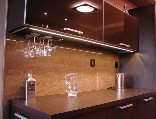 Подсветка рабочей зоны на кухне за 5 шагов - ошибки и правила монтажа светодиодной лентой.