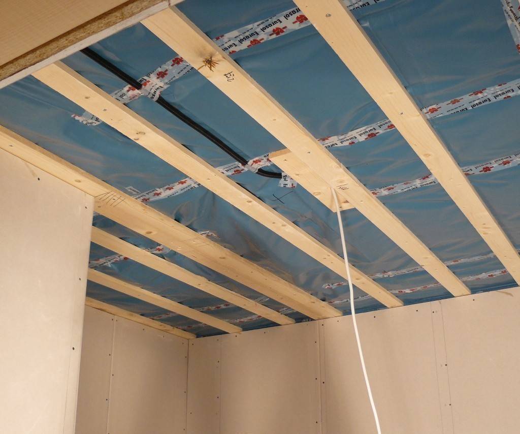 Гипсокартон на деревянный потолок - как правильно крепить?