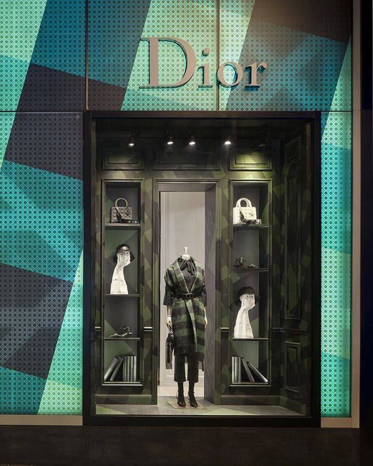 Необычный фасад бутика Dior с драпировкой
