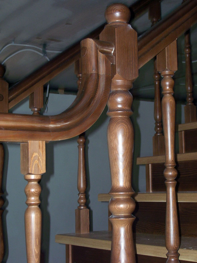 Деревянные перила для лестницы, сделанные своими руками: изготовление балясин, поручней, монтаж деталей