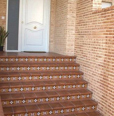 Какую плитку выбрать для лестницы в доме: виды облицовочного материала